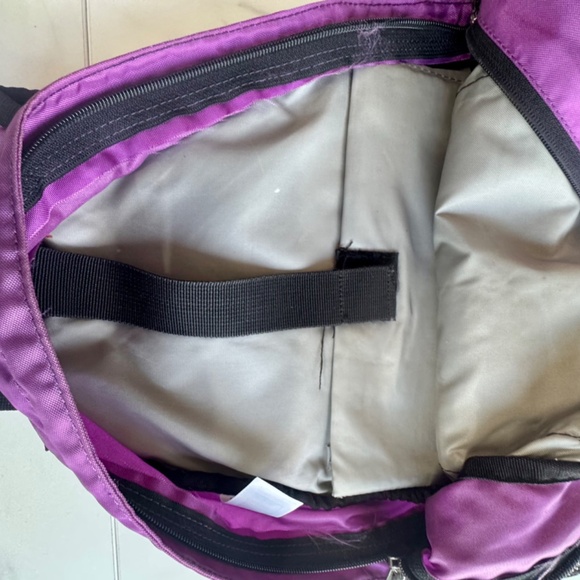 The North Face Recon Backpack hard to find Purple/Great Condition**minor flaw** - Picture 7 of 11
